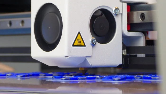 Tiskanje 3D prototipa s filamentom modre barve