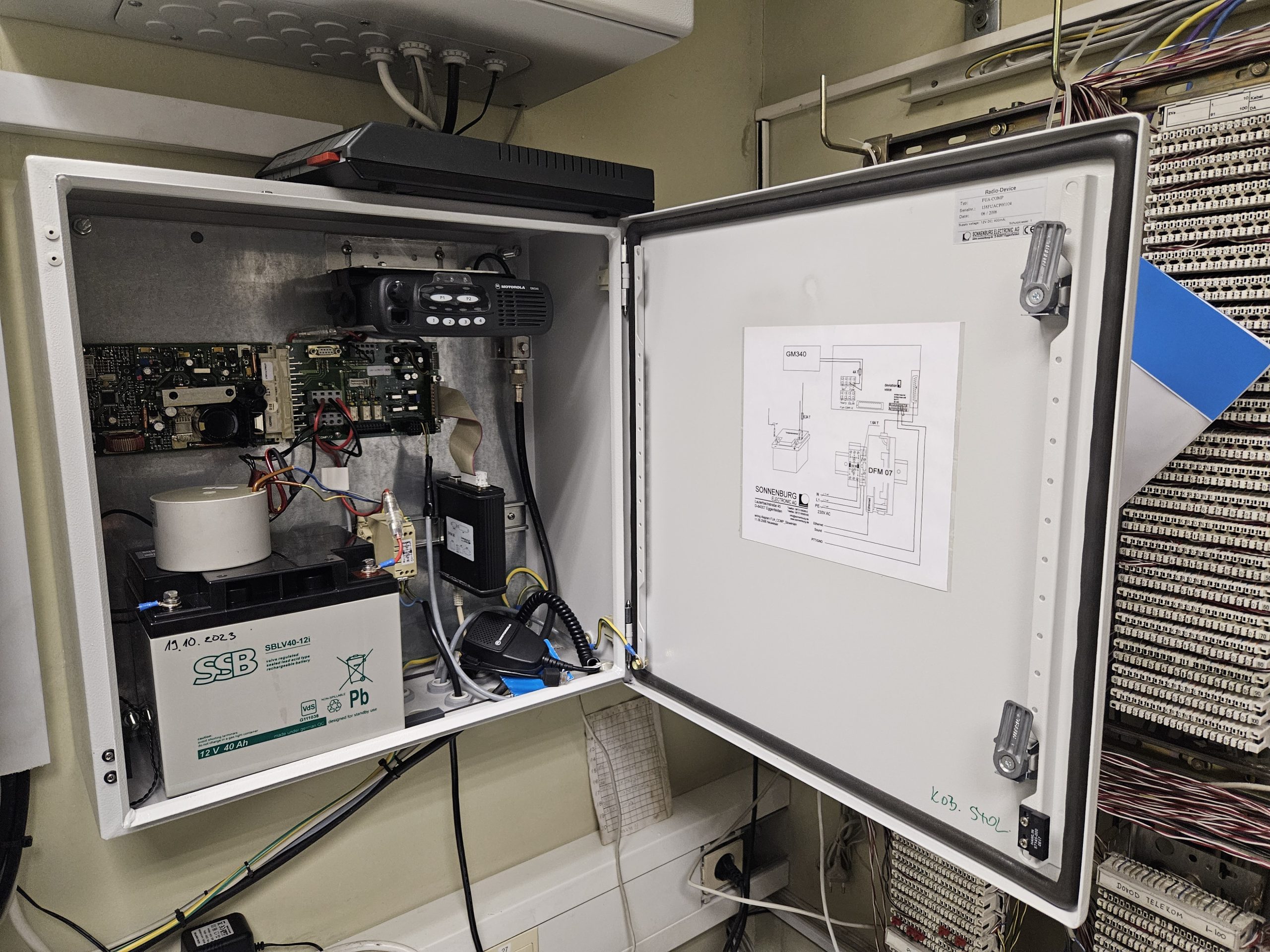 Vstopna radijska točka, ki povezuje strežniški sistem z radijskim omrežjem v sklopu sistema javnega alarmiranja