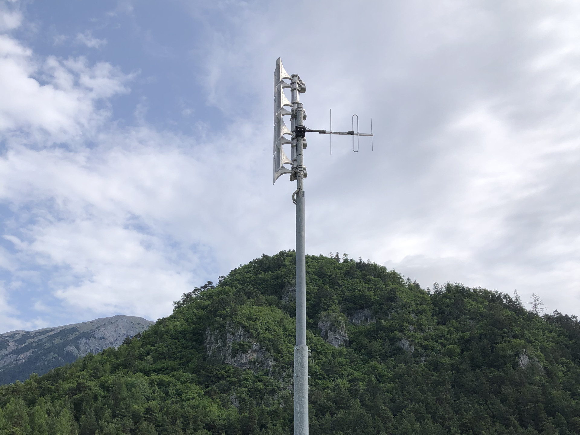 Samostoječa elektronska sirena v sistemu javnega alarmiranja