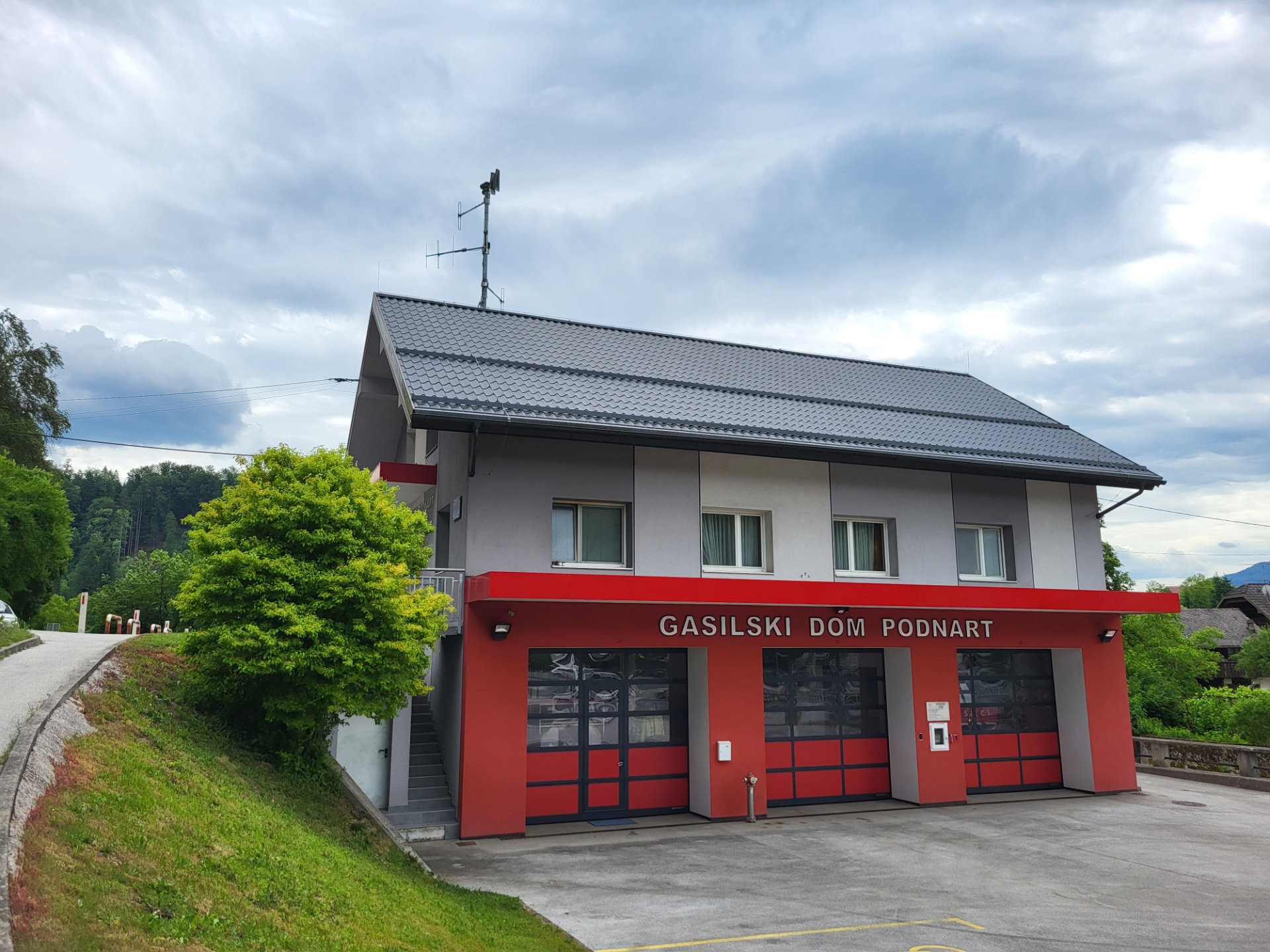 Gasilski dom Podnart z nameščeno sireno na streho