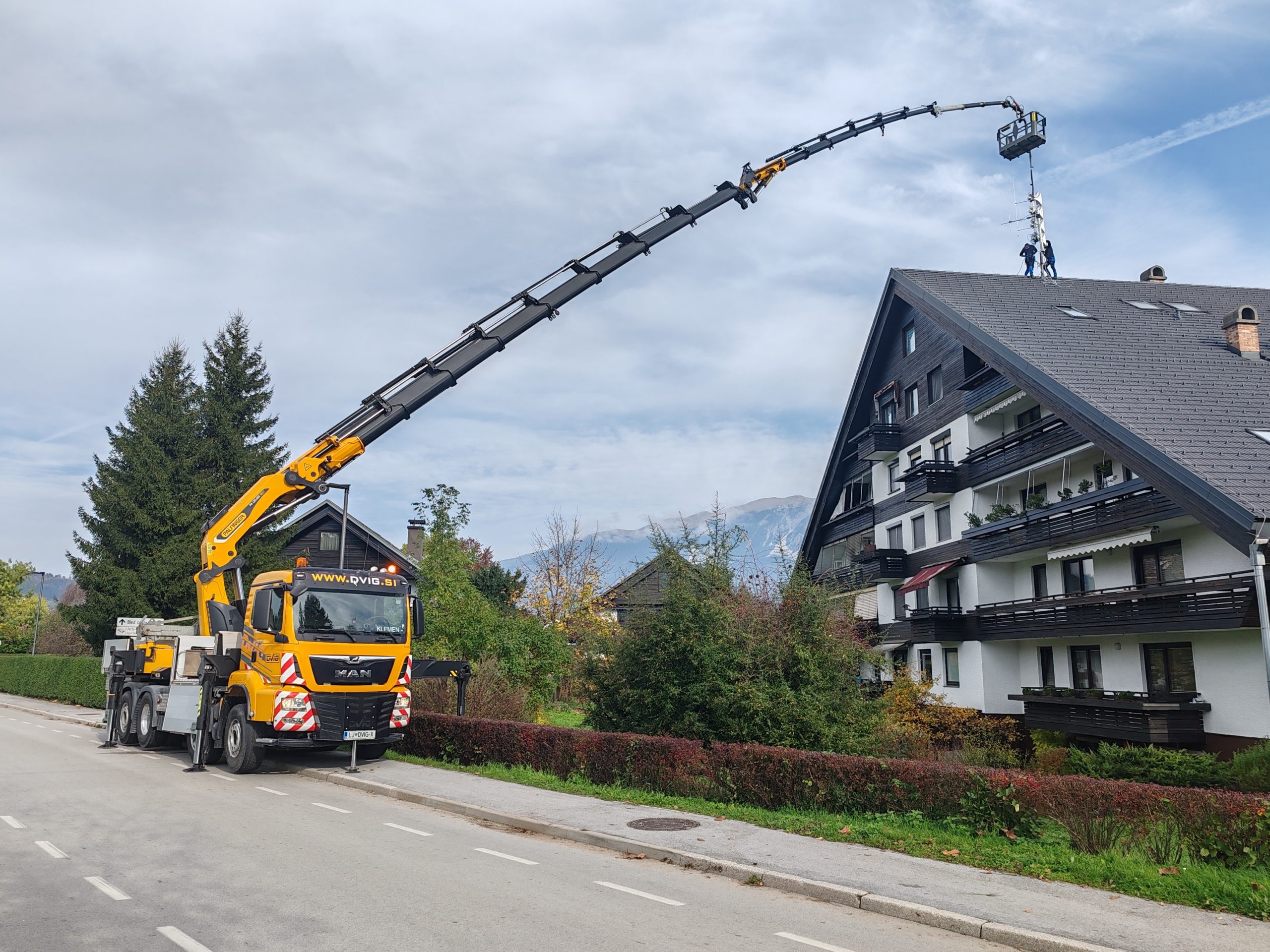 Montaža sirene za javno alarmiranje na streho hiše z dvigalom