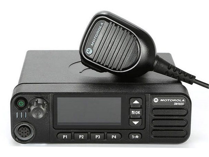 Mobilna radijska postaja Motorola DM4600 z ročnim mikrofonom