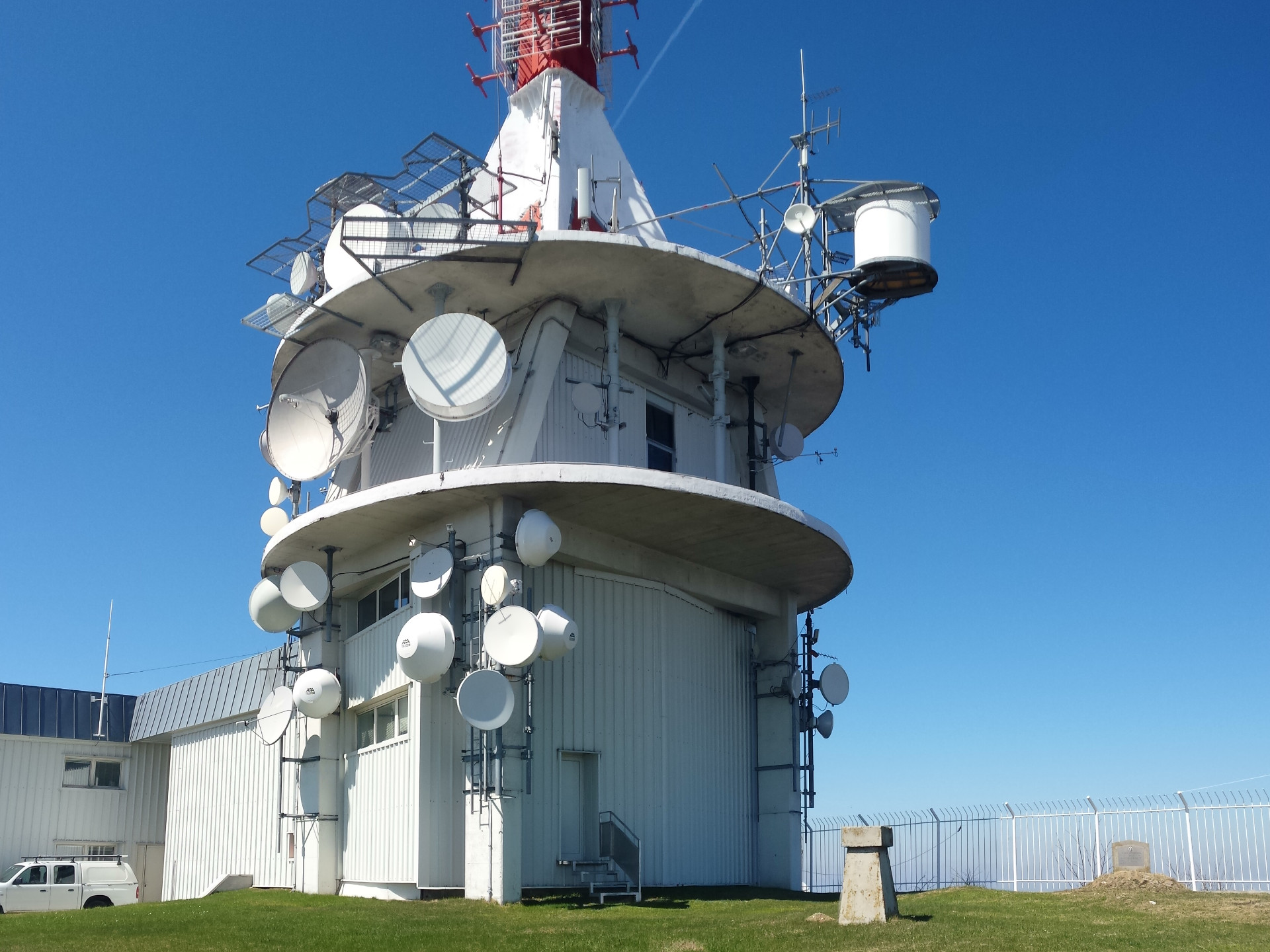 Radijska postaja z antenami in sprejemniki na gorskem območju